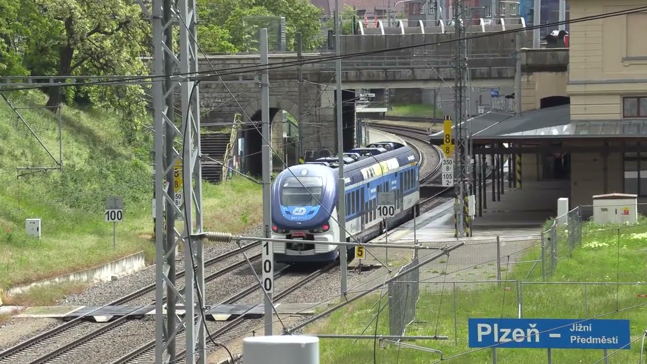 Дизель-поезд 844 011 на о.п. Plzen Jizni / 844 011 DMU at Plzen Jizni Predmesti stop
