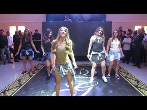 DEBUTANTE GIOVANA E SUA FAMÍLIA LACRAM NA ABERTURA DE PISTA.