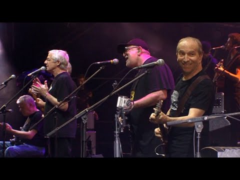 Video thumbnail for Kacha Hee Ba’emtsa - ככה היא באמצע (Live)