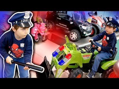 PRETEND PLAY POLICE IN TOYS R US!! Fun Toys for Kids