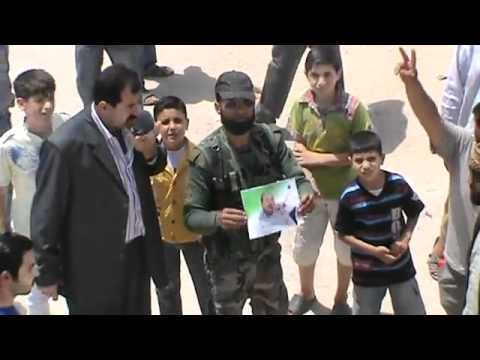 الملازم أول أحمد الفج يشارك في مظاهرة في مدينة الأتارب في ريف حلب