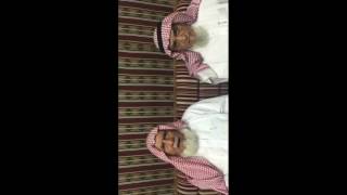 صورة حوار بين تلميذ وأستاذ أعمارهم قرابة ٨٠ سنة  #سناب_عمر_المقبل