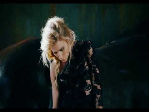 Modadivas Fashion Line - Dree Hemingway è il nuovo volto della campagna A/I 12-13 di E. Scervino