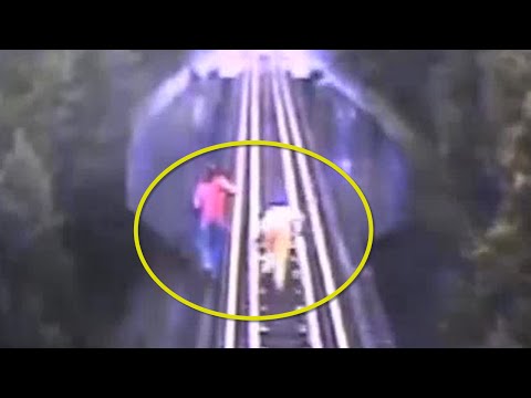 Откачено - две жени се спасяват със залягане от влак