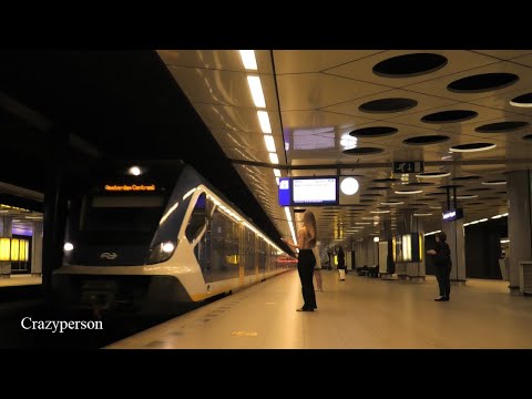 Lange Nieuwe Sprinter Trein NS SNG op Schiphol Airport