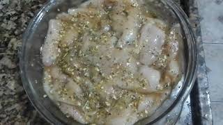 Temperando frango a milanesa com 2 ovos batidos e sal do Himalaia e tempero sal Himalaia e Lemon