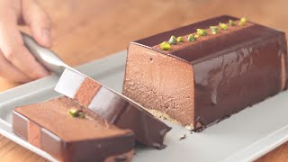 the pistachio fell off :(（00:12:08 - 00:13:01） - 濃厚チョコレートムースケーキの作り方 No Oven Rich Chocolate Mousse Cake｜HidaMari Cooking