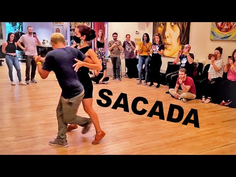 Multiple "sacadas de perna" (leg lifts) - Forro demo by Juruna & Raisa