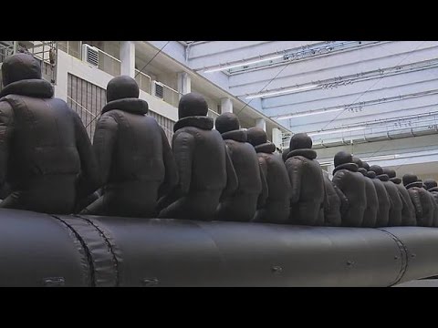 Ai Weiwei präsentiert riesiges Flüchtlings-Schlauchboot