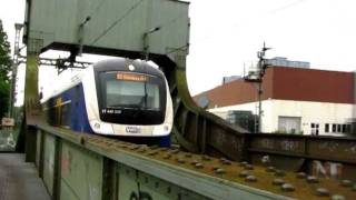 preview picture of video 'Vorbeifahrt NWB ET 440-339 mit ET 440-? auf der Eisenbahnbrücke in Oldenburg'