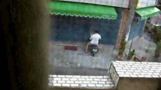 [問卦] 有神經病拿刀砍白鐵大門怎麼處理？