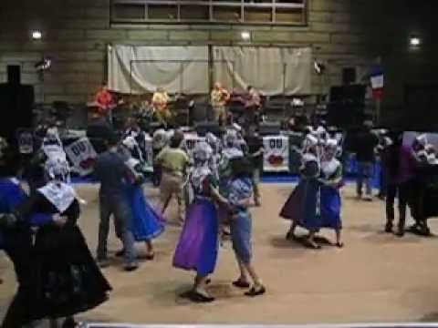 Adarre et le cercle bleuniou sivi au Mont Dore dansent sur un air des Sonerien DU (Geot Glaz)