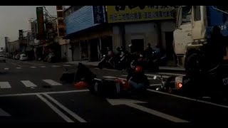 【車禍影片】 3車追撞車禍（2022.10.11 台南市大同路二段與機場路