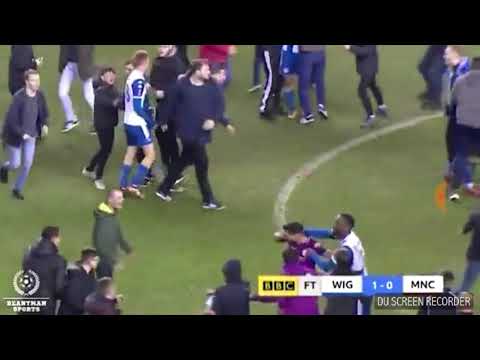BRUTAL AGRESIÓN DE AGÜERO A UN HINCHA DEL WIGAN