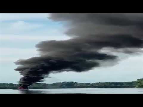 video incendio motoscafo sul lago inferiore