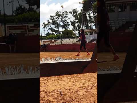 Maria s'entraîne. Une championne arrive