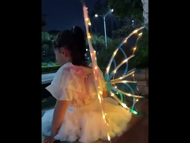 Vídeo relacionado con alas para niños | Accesorios de Disfraz | Alas de apoyos para actuaciones en escenarios, Eventos temáticos, cómics, de Disfraces, sesiones de Fotos, producción de películas