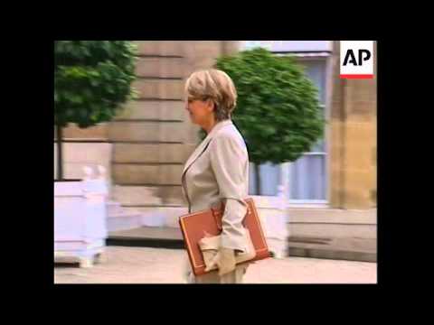 Chirac presents new cabinet, roundtable and photo op