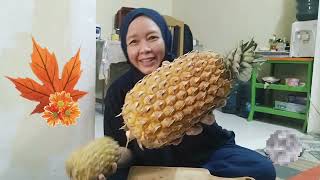 PEEL FOUR PINEAPPLES WHILE TELLING A STORY