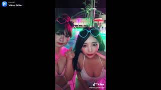 《エロTikTok》どちらの谷間がお好み？