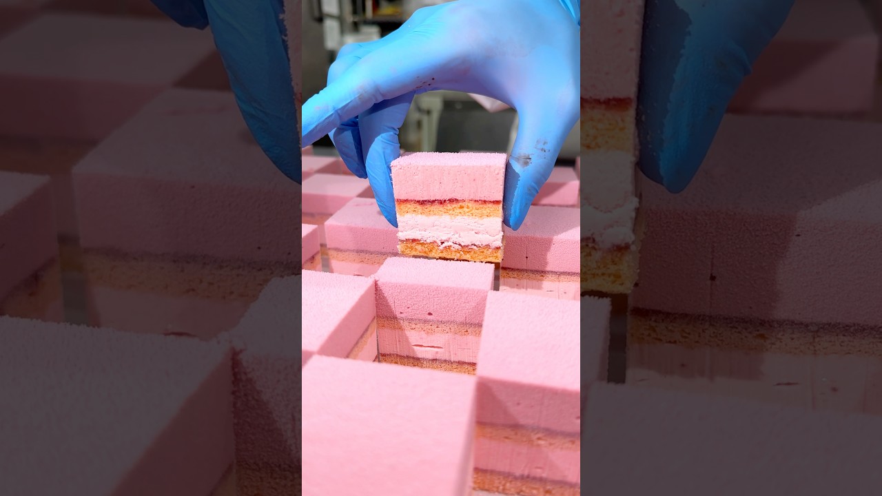 5層のふわふわ苺ケーキ🍓#福岡グルメ #japanesefood #shorts