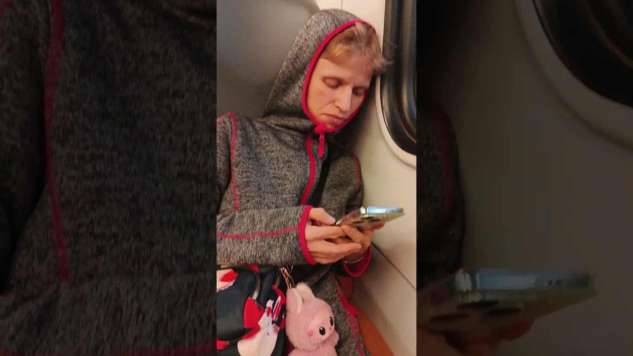 К девушке с Labubu в электричке пристал ворчливый дед, и она показала способ раз