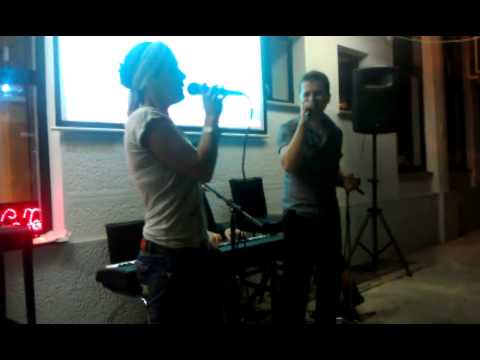 Miki & Nathalie singing "lose vino"