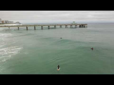 Filmati di drone di surfisti in Deerfield Beach