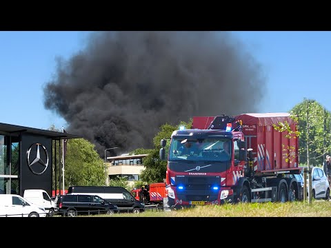 [Primeur] Grip 1, Hulpdiensten met spoed tijdens zeer grote dakbrand bij bedrijf Venus Heerenveen