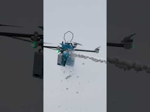 飞行机器人在输电线上丝滑“吃冰”。网友：科技进步的意义！｜中国湖北　#flying #drone #robot #remove #ice #power #line #technology #China