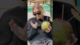 Se isso é estar na pior... Né, Jamie Campbell Bower?