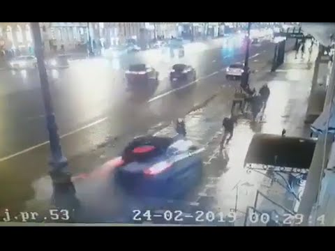В Питере на Невском BMW X6 влетела на тротуар и сбила толпу людей.