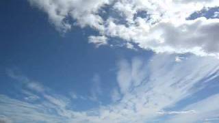 "Nubes en ondas de montaña" / Música: "Snowball", Moby