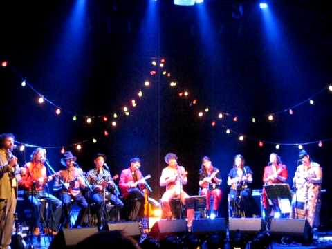 Wellington International Ukulele Orchestra - Cry Me A River