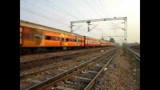 preview picture of video 'INDIAN RAILWAYS AP Rajdhani in classic livery led by WAP7 30299 from Lalaguda shed.AVI'
