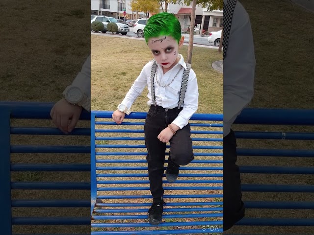Vídeo relacionado con Funidelia Disfraz Oficial de Joker para niño, Incluye chaqueta, chaleco con cuello y corbata y pantalón, Talla 10-12 años Superhéroes, DC Comics - Traje para niños para fiestas, Carnaval y Halloween
