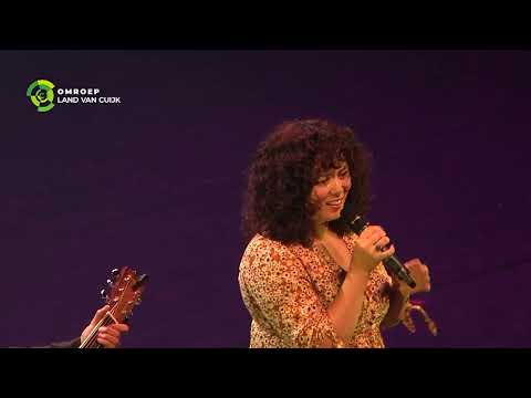 Mindy Broeren Martosoedjono met het lied Het Dorp