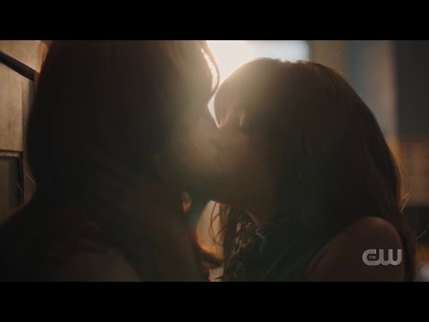 Cheryl and Toni Kiss Riverdale 7x06