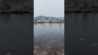 ❄️ ICE makes INCREDIBLE sounds !!! Skipping rocks on frozen pond !!!! #shorts #scifi #science #lake