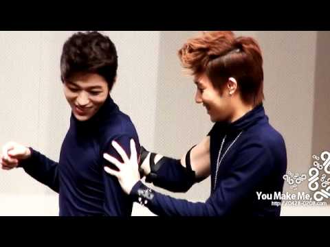 111001 Sunggyu showing fans Myungsoo Sexy Back