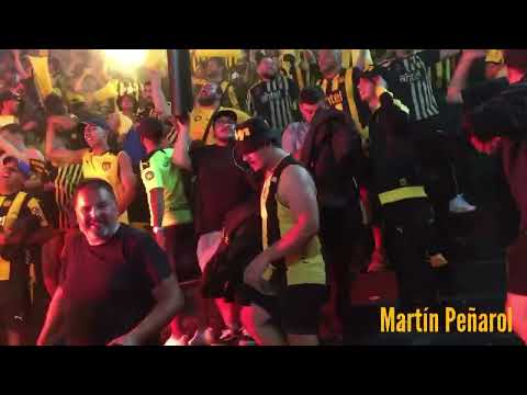 "Locura Carbonera en Santa Fe - Hinchada de Peñarol (vs colon) Libertadores 2022" Barra: Barra Amsterdam &bull; Club: Peñarol