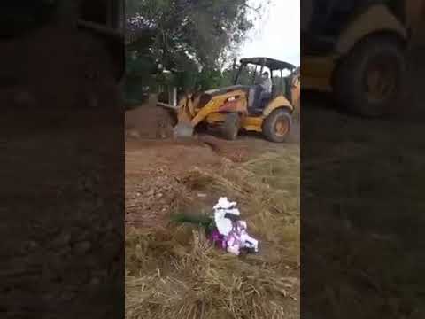 Indignante entierro con tractor de docente fallecida por COVID-19 en Caaguazú