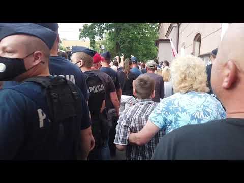 Agresja przeciwnikÃ³w prezydenta na wiecu w Nowej Soli - YouTube