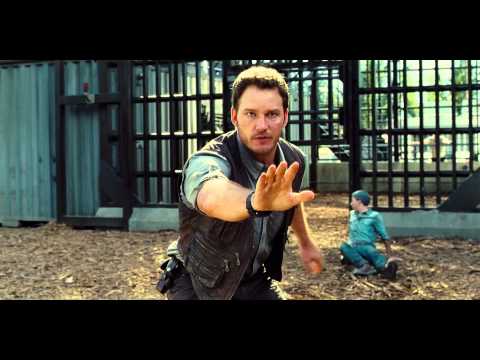 Jurassic World / Extrait 3 "Owen sauve un employé des Raptors " VF