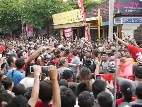 Omed-omedan, The Sesetan Bali Kissing Ritual