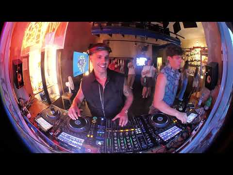 Merk & Kremont // RADIO IN VETRINA