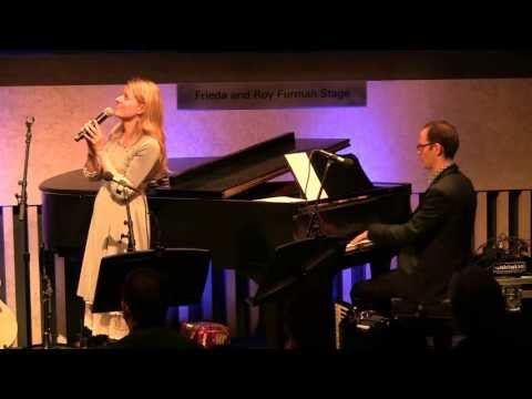 Oyfn weg shteyt a boym, Along the road stands a tree