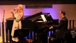 Oyfn weg shteyt a boym, Along the road stands a tree