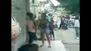 preview picture of video 'briga da B1 no pinheiro(complexo da MARÉ).3gp'
