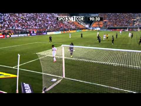 IDIOT Willian Jose SENT OFF in injury time with his Sao Paulo side 3-1 up!